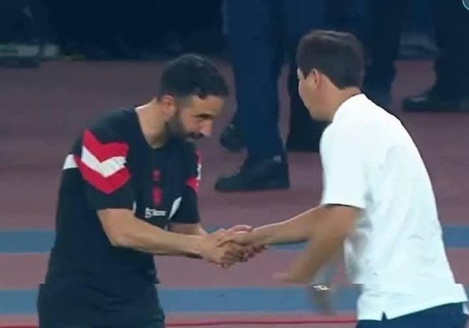 Nhìn Amorim bị sa thải, lại thấy phục HLV Kim Sang Sik