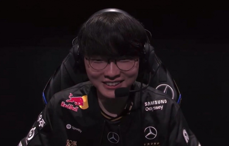 Chỉ với một khoảnh khắc, Faker lại chinh phục khán giả sau chức vô địch CKTG thứ 6