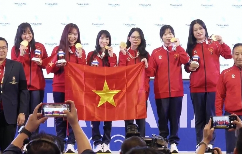 Đại diện đoàn Thể thao Việt Nam trao thưởng nóng cho Đội tuyển Liên Quân Mobile nữ ngay sau khi đoạt HCV