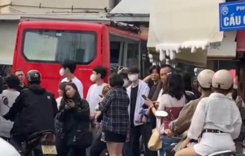 Faker cùng tổ đội T1 có màn 'náo loạn' Phố Cổ Hà Nội khiến fan phấn khích