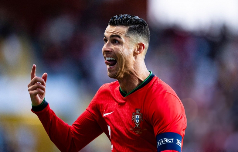Hậu vệ CH Czech bất lực khi nói về việc ngăn cản Ronaldo
