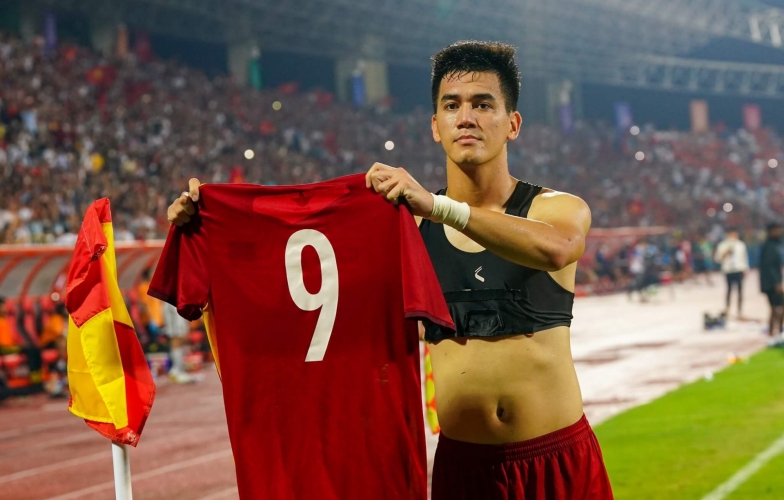 Tiến Linh 'lộ áo ngực' khi ăn mừng bàn thắng trước Malaysia