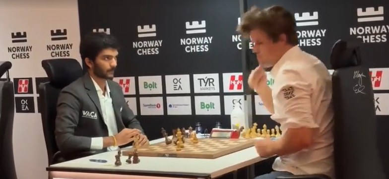 Vua cờ Magnus Carlsen cay cú đập bàn khi thua thần đồng Ấn Độ