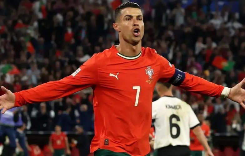 HLV tuyển Bồ Đào Nha nổi giận khi Ronaldo bị CĐV đụng chạm