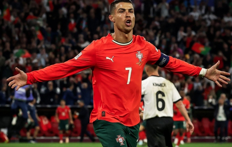 Ronaldo được hàng ngàn CĐV Đức đứng dậy vỗ tay