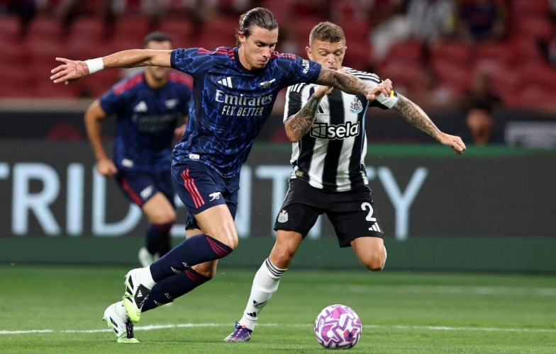 Arsenal lại đón tin dữ từ hàng thủ