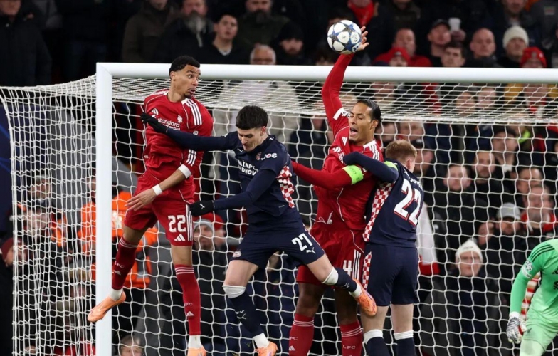 Pha xử lý kiểu 'bóng rổ' của Van Dijk khiến Liverpool trả giá đắt