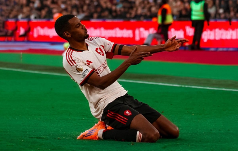 Isak có bàn thắng đầu tiên tại Ngoại hạng Anh