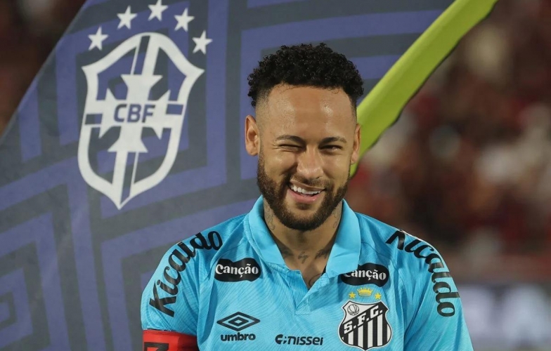 Neymar nén đau vẫn lập hat-trick giải cứu Santos