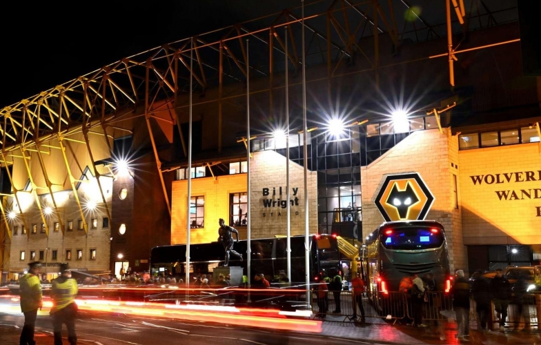 Lí do sân nhà của đối thủ MU vắng khán giả