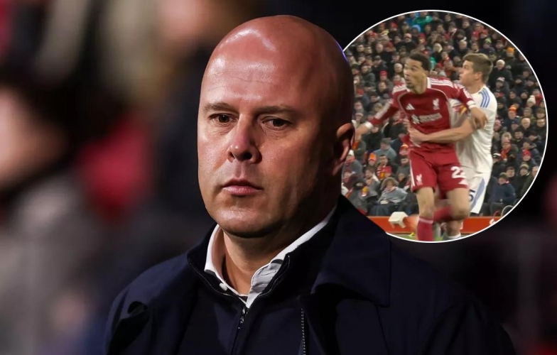 Arne Slot bất mãn với trọng tài sau trận hòa với Leeds