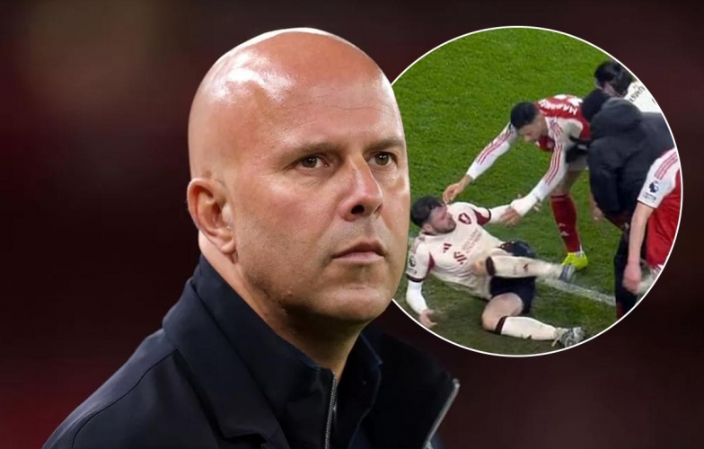 HLV Slot nói về hành vi xấu của Martinelli: 'Cậu ấy là người tốt'