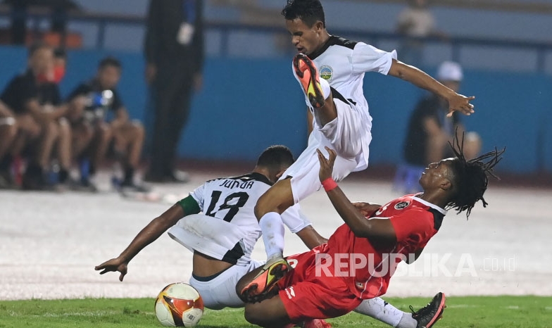 VIDEO: Ronaldo Indonesia 1 chiêu đốn ngã 2 cầu thủ U23 Timor Leste