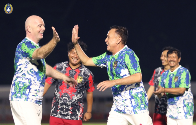 VIDEO: Chủ tịch FIFA phô diễn kỹ năng chơi bóng cùng chủ tịch LĐBĐ Indonesia