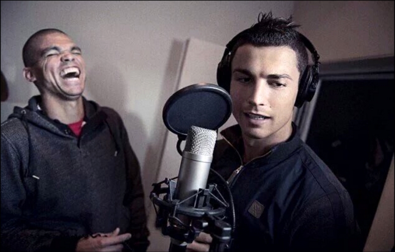 VIDEO: Ronaldo trổ tài đọc rap, sánh vai cùng ngôi sao nổi tiếng thế giới