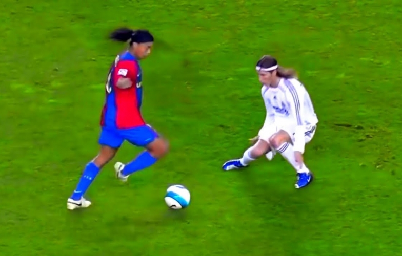VIDEO: Phản ứng của Ronaldinho khi bị 'làm nhục' bởi chính tuyệt kỹ của mình