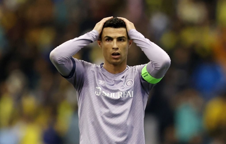 Chưa kịp ghi bàn, Ronaldo bị CĐV chà đạp lên biểu tượng của sự nghiệp