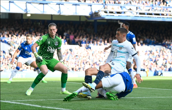 Hậu vệ Everton dính chấn thương kinh hoàng, nhập viện sau cú vào bóng với Kai Havertz