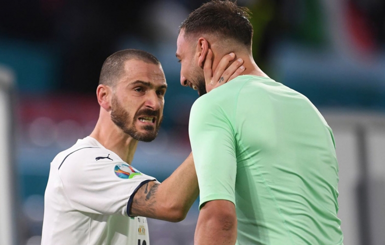 Bonucci chỉ trích fan tuyển Ý 'không có não'