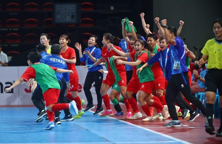 Video: Mãn nhãn màn ăn mừng chức vô địch ĐNÁ của ĐT futsal Việt Nam