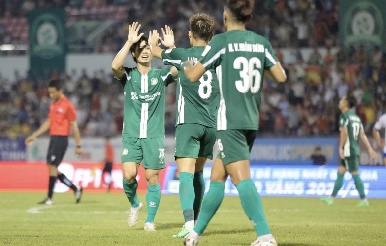 Công Phượng lại 'gây sốt' dù sút hỏng penalty