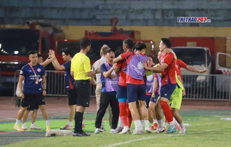 Trực tiếp CAHN 2-1 Buriram United: Theerathon phạm lỗi với Quang Hải