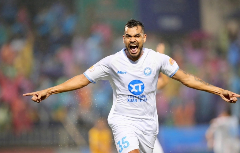 Thắng nghẹt thở SLNA, Nam Định 99% vô địch V-League