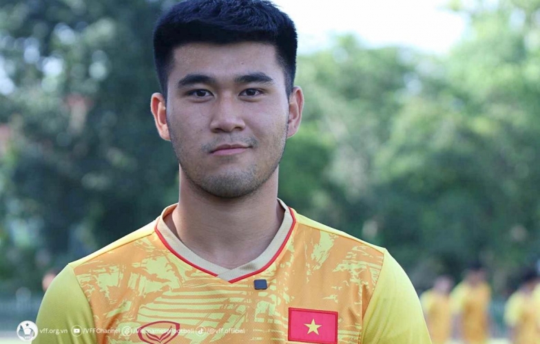 Cầu thủ U23 Việt Nam bất tỉnh sau pha va chạm mạnh trên sân