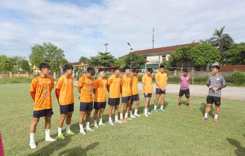 'Ngựa ô' V-League đôn 9 cầu thủ trẻ lên tập luyện