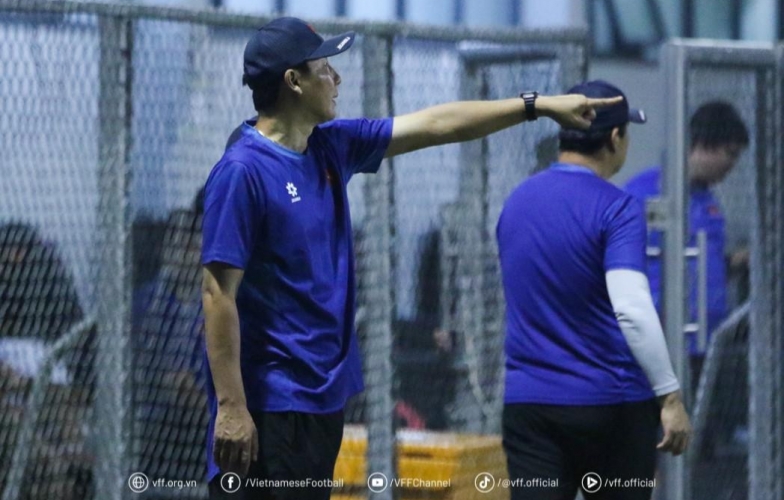 HLV Kim Sang Sik có hành động với các đối thủ của U23 Việt Nam