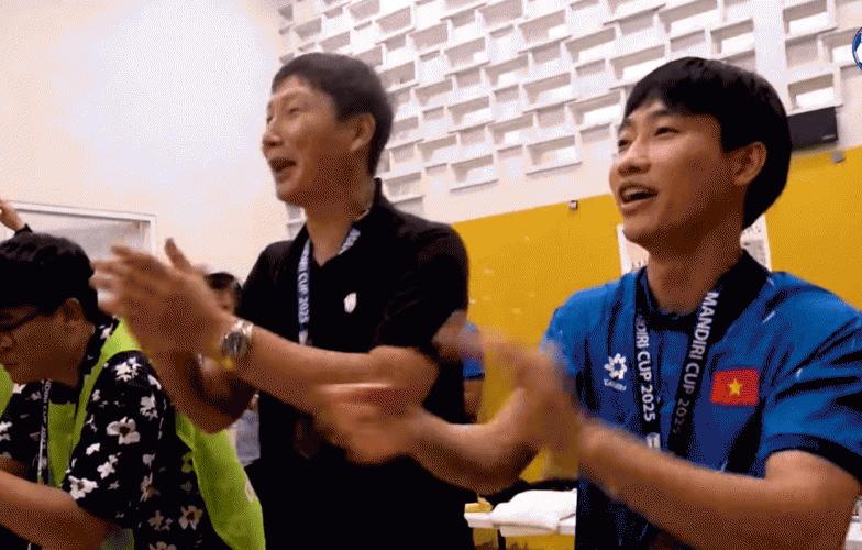 Video: HLV Kim Sang Sik ca vang 'Như có Bác Hồ trong ngày vui đại thắng' cùng U23 VN