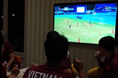 U22 Việt Nam hào hứng cổ vũ ĐT nữ Việt Nam thắng đậm Malaysia