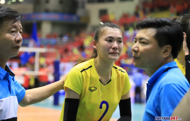 VĐV bóng chuyền nữ Ninh Bình khóc nghẹn sau trận thua, ấm ức vì trọng tài