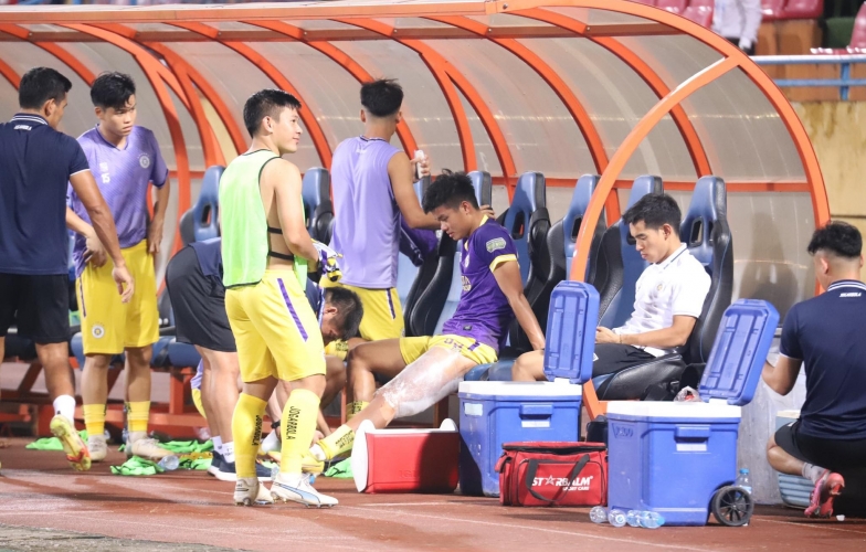 Tiền đạo gây tranh cãi ở ĐTVN: Ghi bàn sau khi bị chê, chấn thương sau 10 phút thi đấu