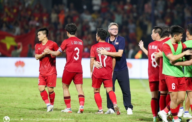 HLV Troussier có động thái bất ngờ với U23 Việt Nam