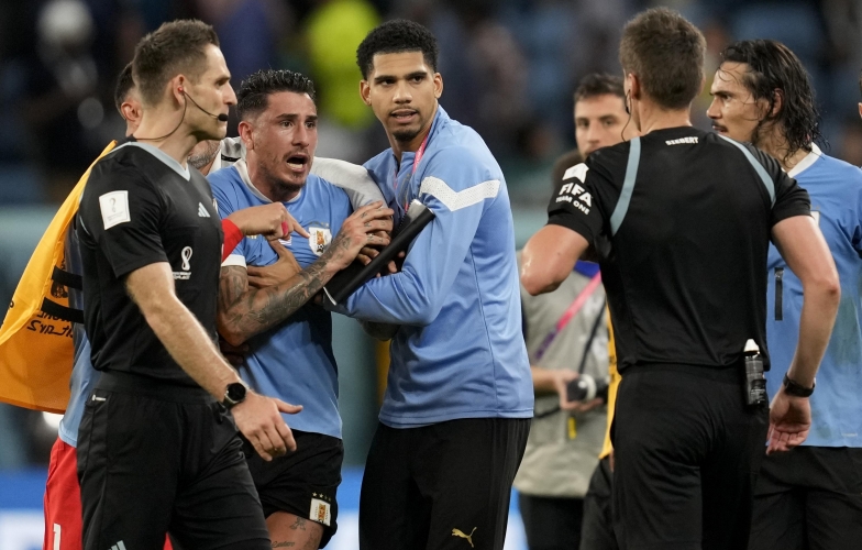 Để cầu thủ đánh chửi trọng tài, ĐT Uruguay nhận cái kết không thể 'thảm' hơn