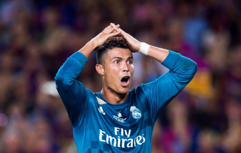 Phạt thẻ đỏ Ronaldo, trọng tài không được cầm còi gần hai năm
