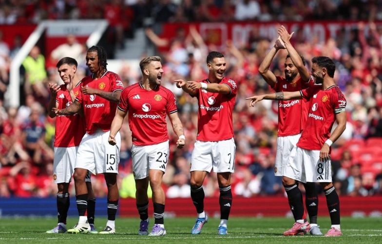 Bảy lần thay tướng, MU chỉ còn lại 2 cầu thủ