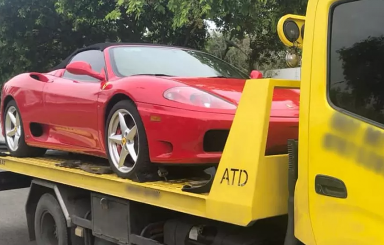 Từng lỡ hẹn với 'Qua' Vũ, siêu xe Ferrari 360 Spider bị bắt gặp trên đường vận chuyển