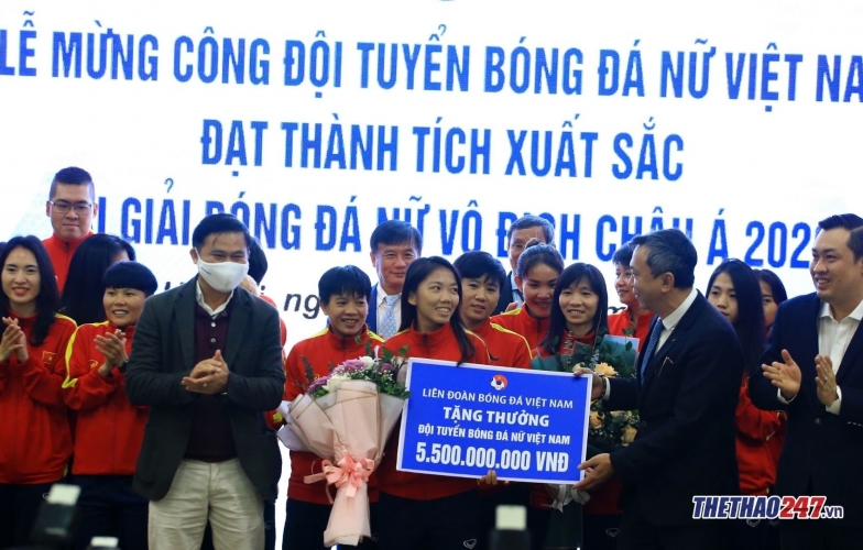Trở về nước sau kỳ tích lịch sử, ĐT Việt Nam nhận thưởng 'khủng chưa từng thấy'