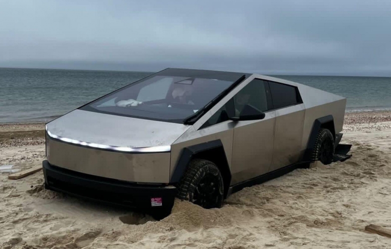 Chủ bán tải Tesla Cybertruck ‘tái mặt’ vì xe mắc kẹt trên bãi biển nhiều giờ đồng hồ