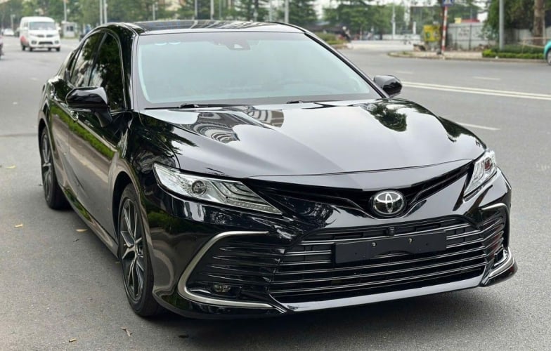 Toyota Camry 2022 lăn bánh 24.000 km lên sàn xe cũ với giá khó tin