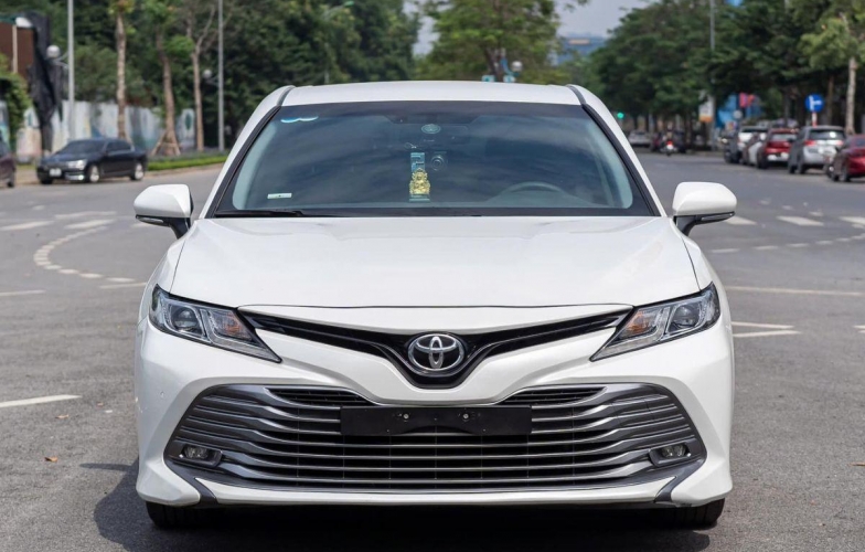 Toyota Camry 2020 lên sàn xe cũ với giá khó tin sau 4 năm lăn bánh