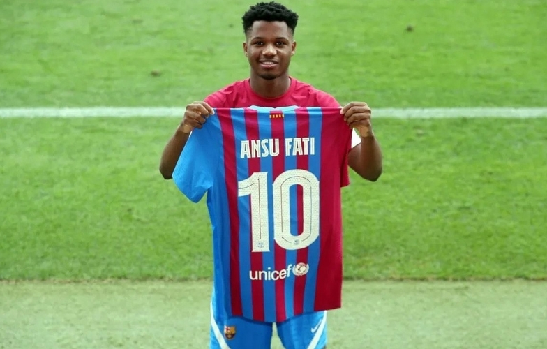 VIDEO: Chủ nhân mới của chiếc áo số 10 tại Barca chính thức ra mắt
