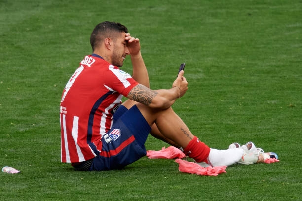 Suarez khóc nức nở, không quên ‘kể tội’ Barca