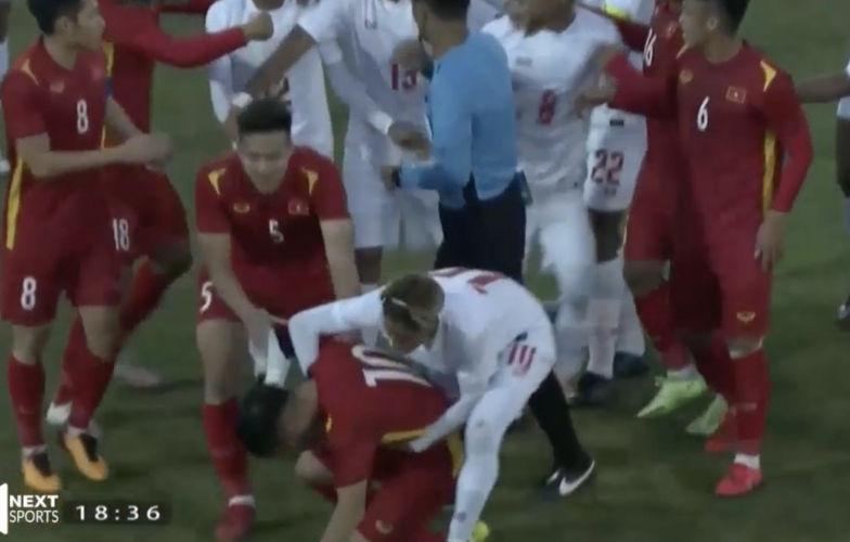 VIDEO: Đánh thẳng mặt tuyển thủ Việt Nam, đối thủ Đông Nam Á nhận cái kết đắng