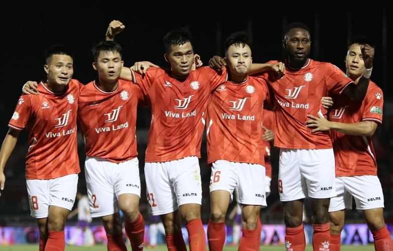 Cựu tuyển thủ Việt Nam tỏa sáng, 'đại gia' V-League hòa nhọc nhằn trên sân nhà