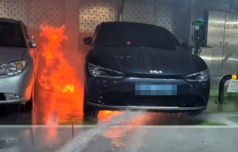 Xe điện Kia EV6 bốc cháy khi đang cắm sạc trong bãi