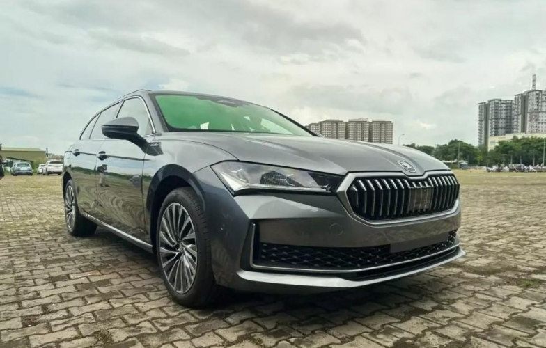 Cận cảnh Skoda Superb sắp xuất hiện tại VMS 2024, đối thủ mới của Toyota Camry