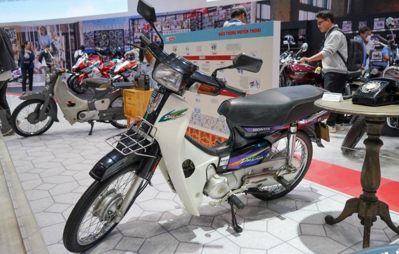 Ngắm nhìn chiếc Honda Super Dream đời 1997 mới chạy 14 km tại Việt Nam